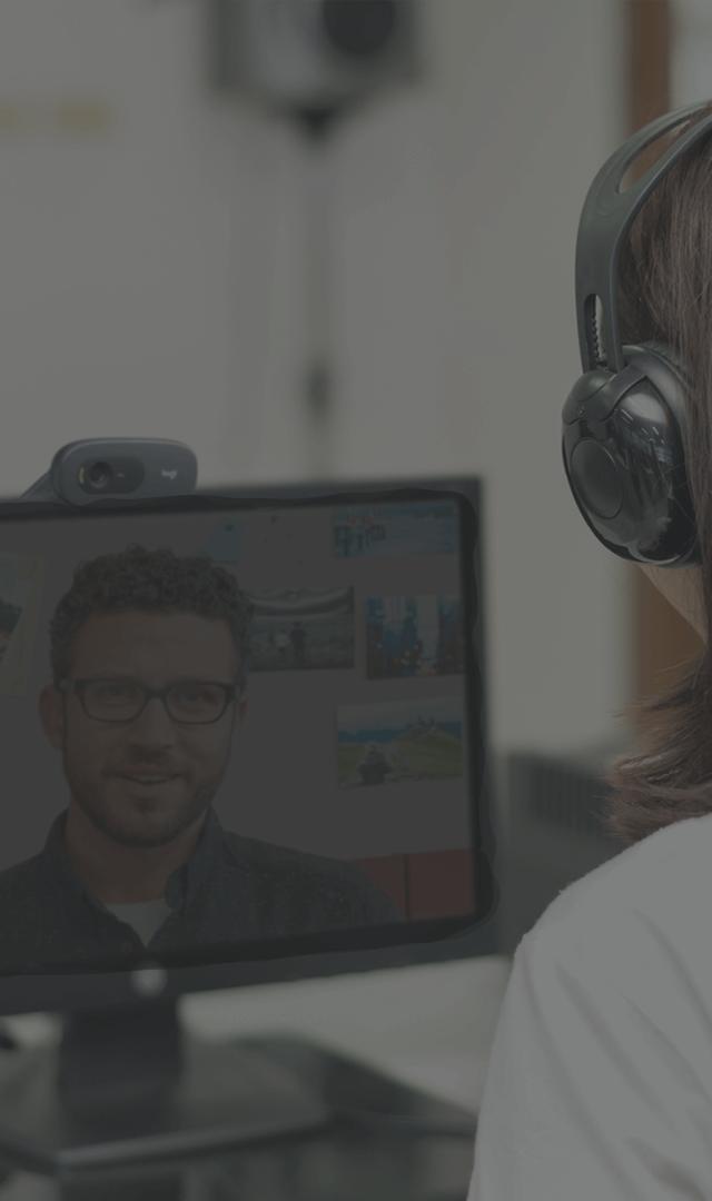 Kollege in Online-Meeting mit einer Webcam von Logitech