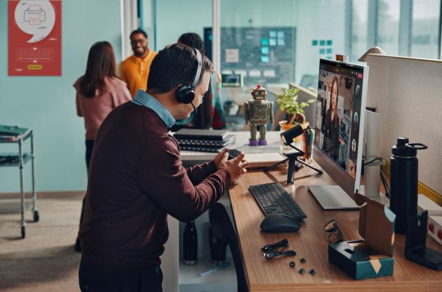 HP Poly Voyager Focus 2 MS Stereo W. Stand USB-C
