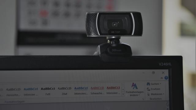 Webcam am Computerbildschirm befestigt.